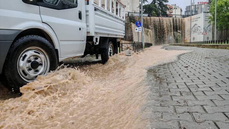 Trabzon'da şiddetli yağış: Yollar göle döndü 25