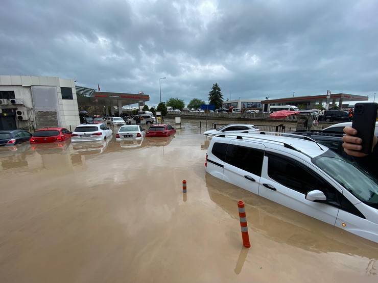 Trabzon'da şiddetli yağış: Yollar göle döndü 26