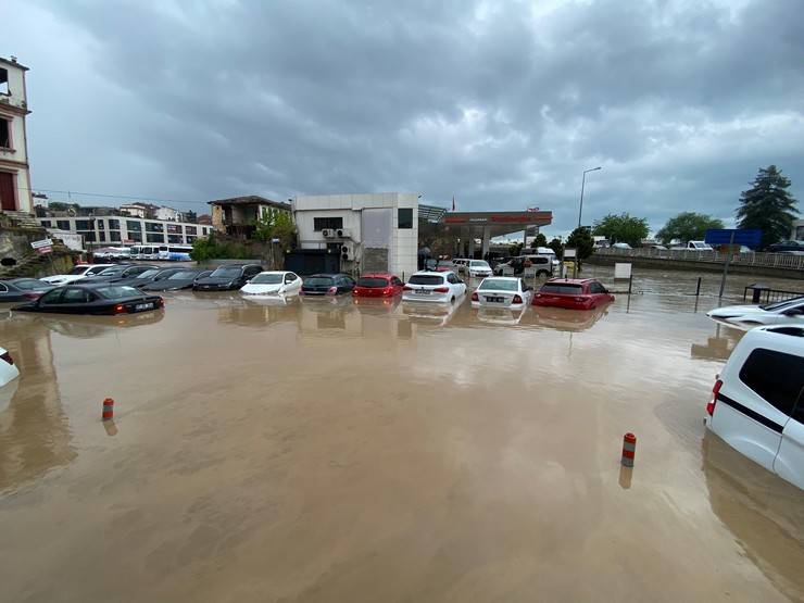 Trabzon'da şiddetli yağış: Yollar göle döndü 28