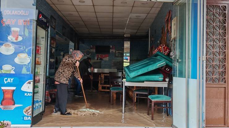 Trabzon'da şiddetli yağış: Yollar göle döndü 29