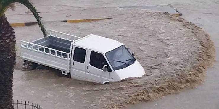 Trabzon'da şiddetli yağış: Yollar göle döndü 3