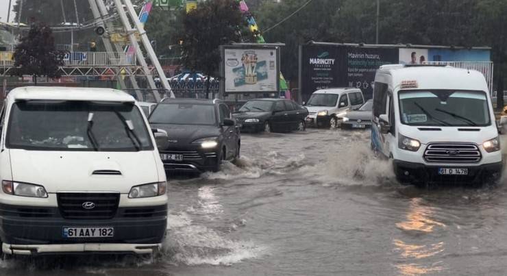 Trabzon'da şiddetli yağış: Yollar göle döndü 34