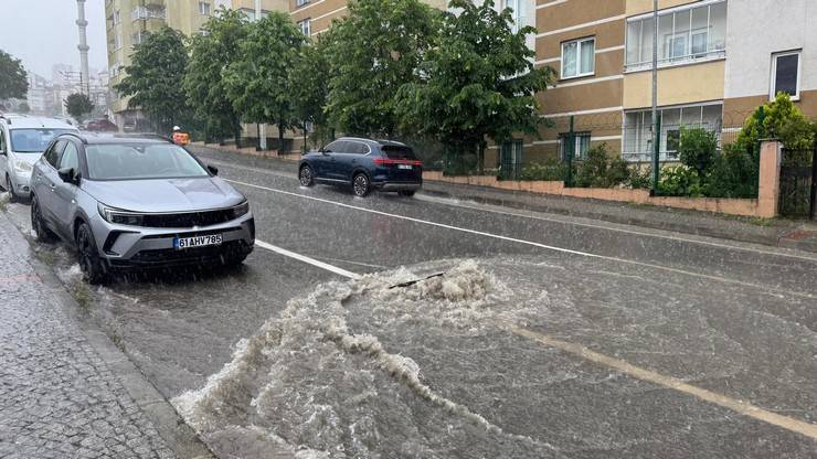 Trabzon'da şiddetli yağış: Yollar göle döndü 37