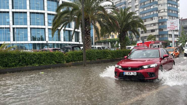 Trabzon'da şiddetli yağış: Yollar göle döndü 38