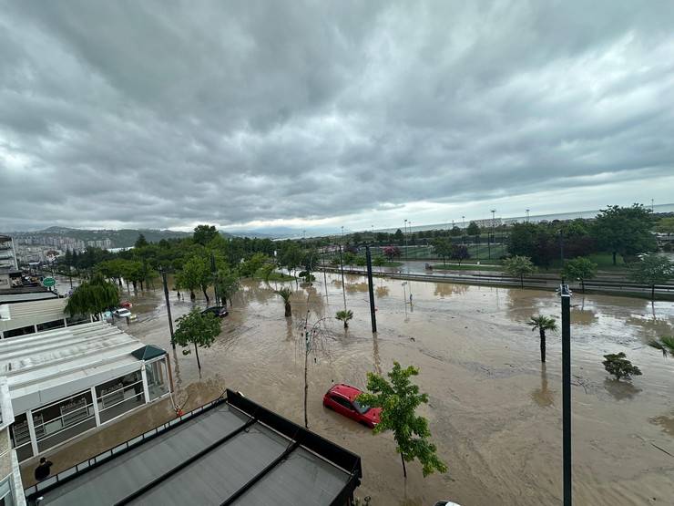 Trabzon'da şiddetli yağış: Yollar göle döndü 4