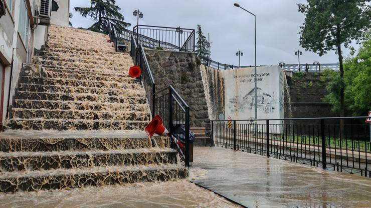 Trabzon'da şiddetli yağış: Yollar göle döndü 43