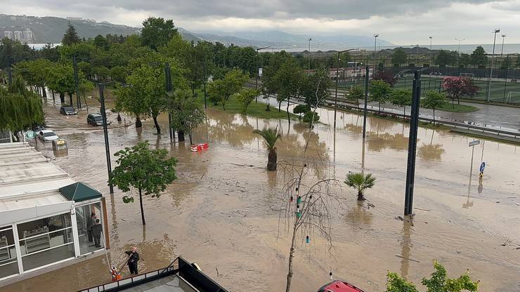 Trabzon'da şiddetli yağış: Yollar göle döndü 5