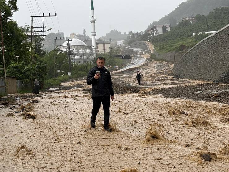 Trabzon'da şiddetli yağış: Yollar göle döndü 51