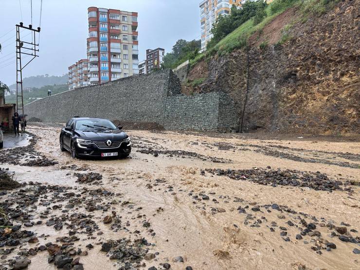 Trabzon'da şiddetli yağış: Yollar göle döndü 53