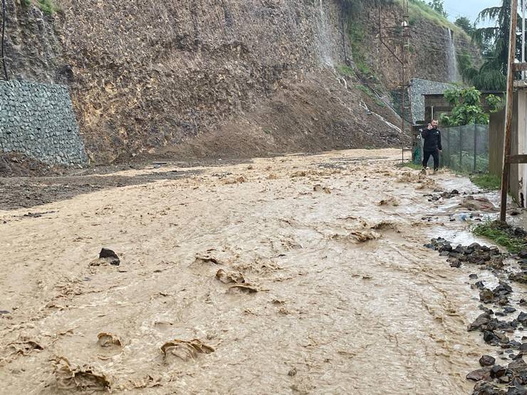 Trabzon'da şiddetli yağış: Yollar göle döndü 55