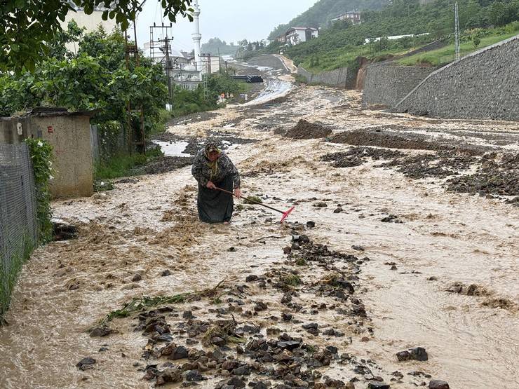 Trabzon'da şiddetli yağış: Yollar göle döndü 59