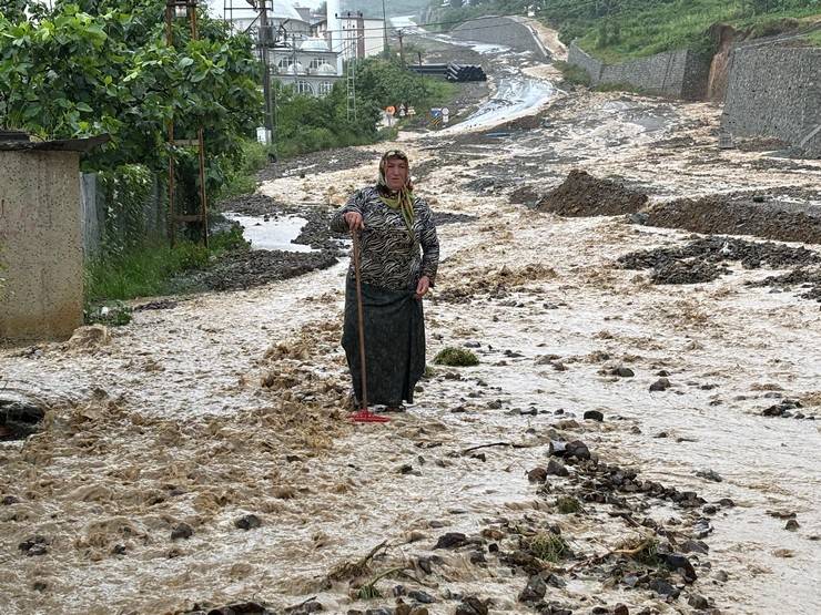 Trabzon'da şiddetli yağış: Yollar göle döndü 60