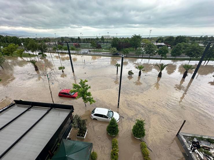 Trabzon'da şiddetli yağış: Yollar göle döndü 8