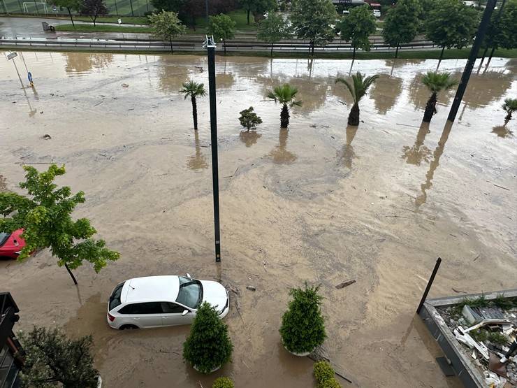 Trabzon'da şiddetli yağış: Yollar göle döndü 9