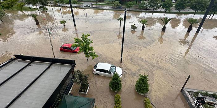 Trabzon'da şiddetli yağış: Yollar göle döndü
