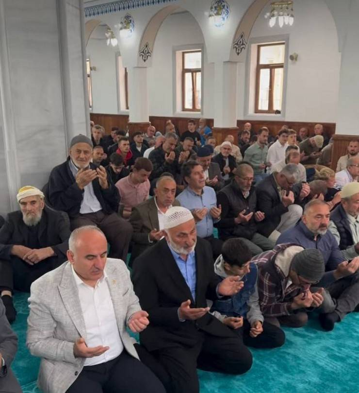 Ardeşen'de Ensar Camii'nde İlk Namaz Coşkusu! 8