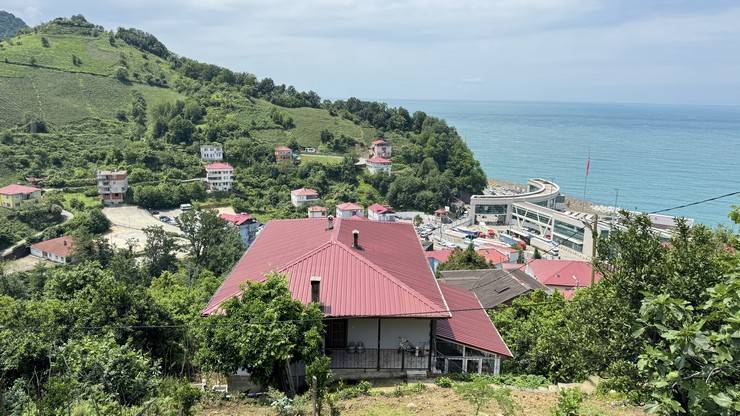 Sınırın ikiye ayırdığı köyde akrabalık ilişkileri bir asırdır sürdürülüyor 11