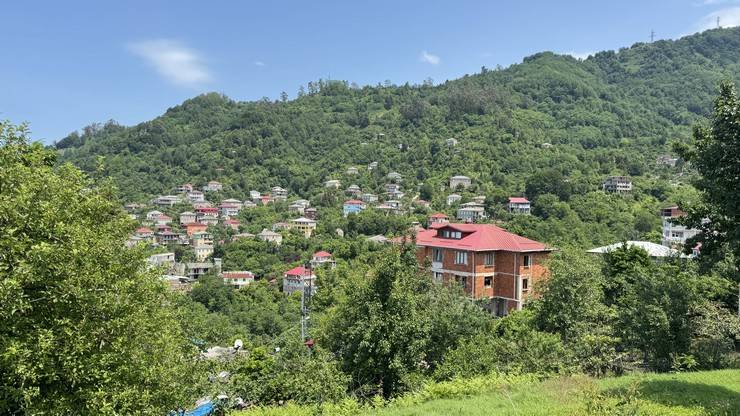 Sınırın ikiye ayırdığı köyde akrabalık ilişkileri bir asırdır sürdürülüyor 12