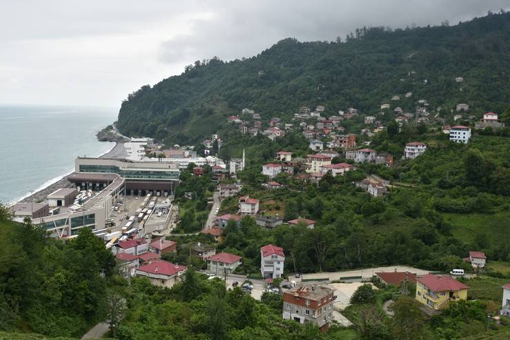 Sınırın ikiye ayırdığı köyde akrabalık ilişkileri bir asırdır sürdürülüyor 13