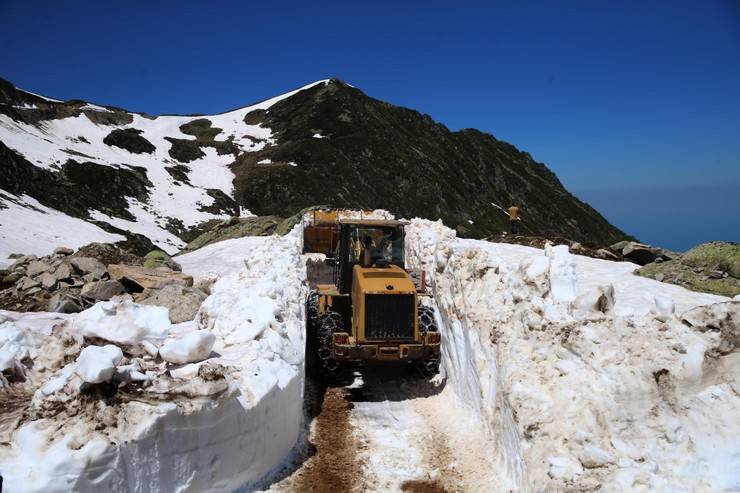 Rize yaylalarında hummalı kar temizliği 1