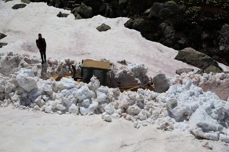 Rize yaylalarında hummalı kar temizliği 11