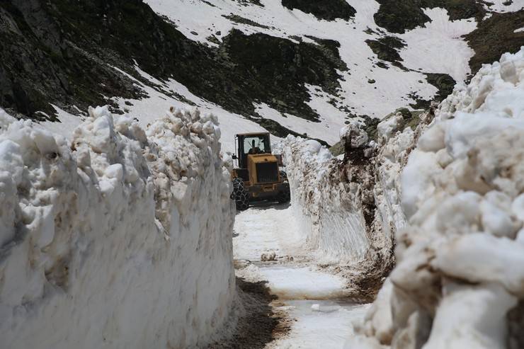 Rize yaylalarında hummalı kar temizliği 14