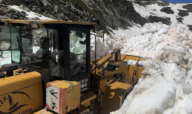 Rize yaylalarında hummalı kar temizliği 17
