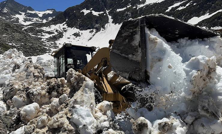 Rize yaylalarında hummalı kar temizliği 18