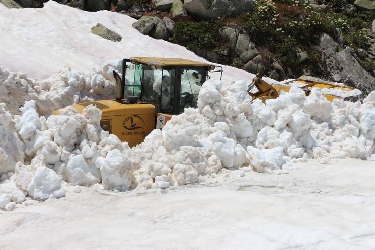 Rize yaylalarında hummalı kar temizliği 19