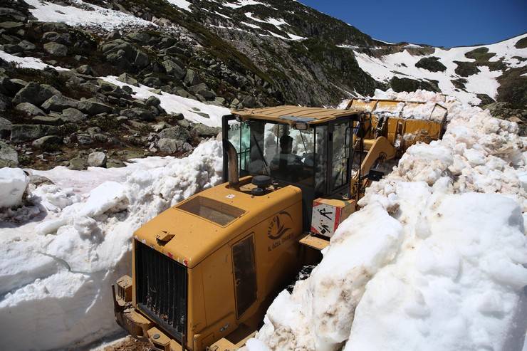 Rize yaylalarında hummalı kar temizliği 2