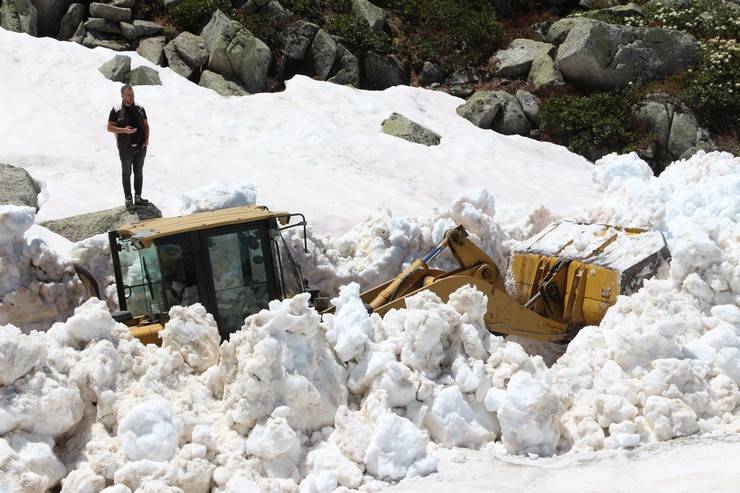 Rize yaylalarında hummalı kar temizliği 21