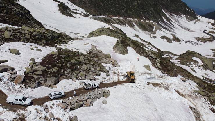 Rize yaylalarında hummalı kar temizliği 22