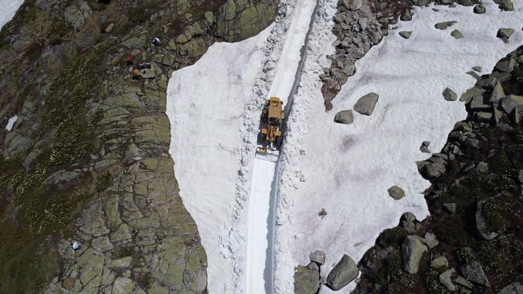 Rize yaylalarında hummalı kar temizliği 26
