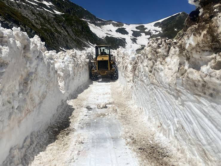 Rize yaylalarında hummalı kar temizliği 29