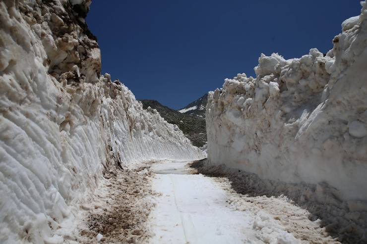 Rize yaylalarında hummalı kar temizliği 3
