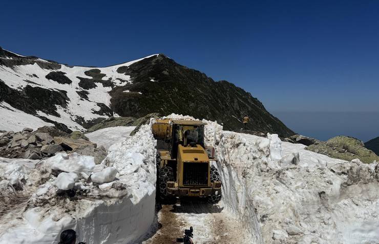 Rize yaylalarında hummalı kar temizliği 4
