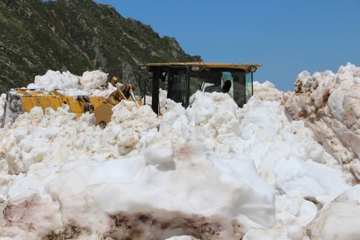 Rize yaylalarında hummalı kar temizliği 6