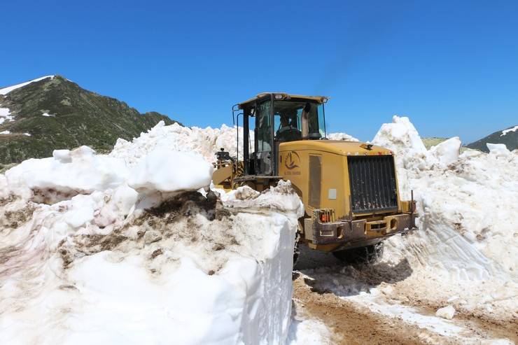 Rize yaylalarında hummalı kar temizliği 7