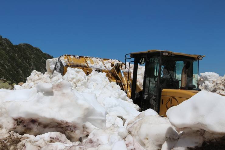 Rize yaylalarında hummalı kar temizliği 8