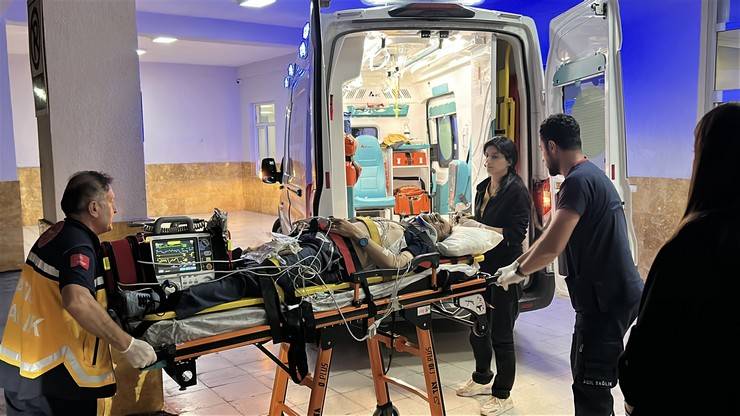 Rizeli Eski Vali Erol Karaömeroğlu ve ailesi kazada yaralandı 10