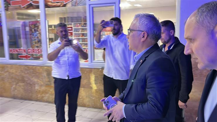 Rizeli Eski Vali Erol Karaömeroğlu ve ailesi kazada yaralandı 13