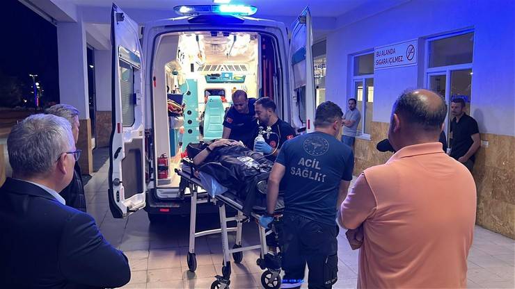 Rizeli Eski Vali Erol Karaömeroğlu ve ailesi kazada yaralandı 3