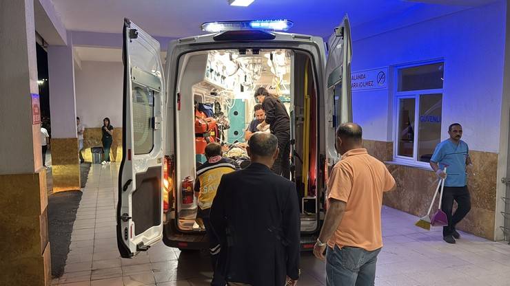 Rizeli Eski Vali Erol Karaömeroğlu ve ailesi kazada yaralandı 6