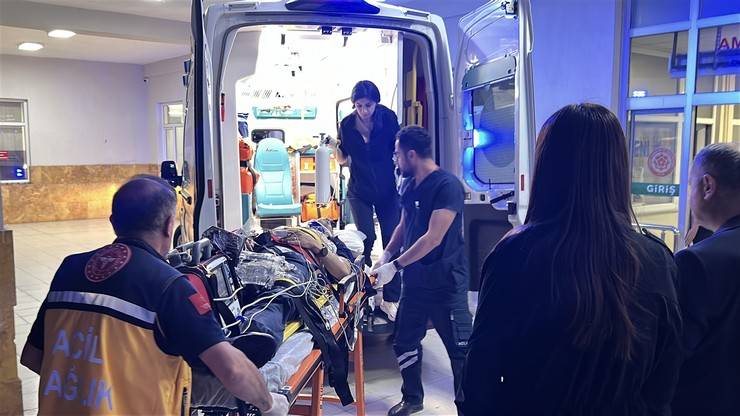 Rizeli Eski Vali Erol Karaömeroğlu ve ailesi kazada yaralandı 8