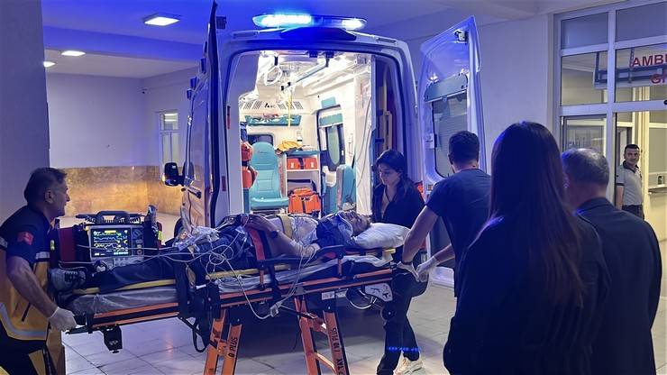 Rizeli Eski Vali Erol Karaömeroğlu ve ailesi kazada yaralandı 9