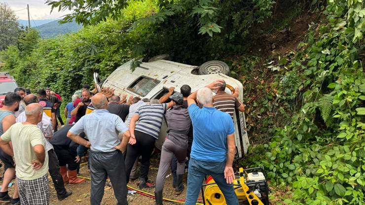 Rize'de çay toplamaya gidenleri taşıyan panelvan kaza yaptı: 2 ölü, 3 yaralı 1