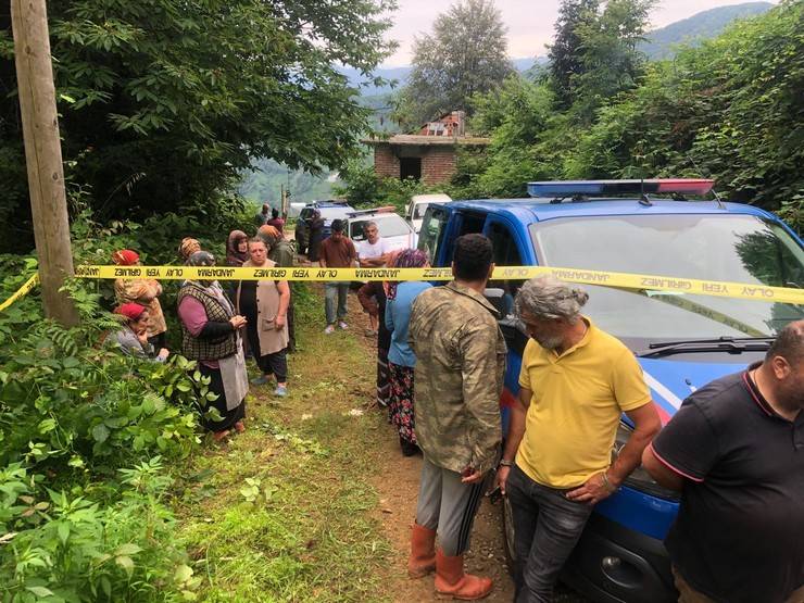 Rize'de çay toplamaya gidenleri taşıyan panelvan kaza yaptı: 2 ölü, 3 yaralı 10