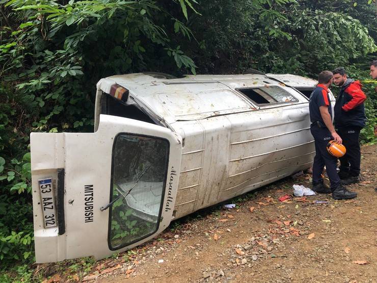 Rize'de çay toplamaya gidenleri taşıyan panelvan kaza yaptı: 2 ölü, 3 yaralı 11