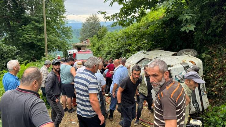 Rize'de çay toplamaya gidenleri taşıyan panelvan kaza yaptı: 2 ölü, 3 yaralı 2