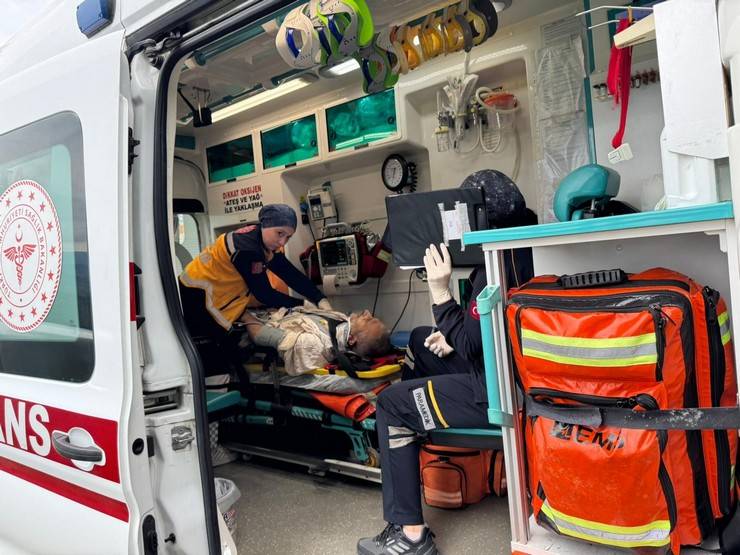 Rize'de çay toplamaya gidenleri taşıyan panelvan kaza yaptı: 2 ölü, 3 yaralı 3